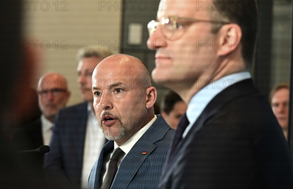 On the right, the chairman of the CDU/CSU parliamentary group, Jens Spahn (CDU), and his deputy Alexander Hoffmann (CSU) at the weekly press statement in front of the parliamentary group meeting room in the Reichstag. This time it was about the expert opinion on the purchase of masks, among other things