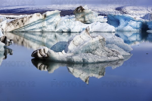 Icebergs in the morning light, Jökulsárlón glacier lagoon, Jökulsarlon, glacial lake, Vatnajökull behind, Hornafjörður, Hornafjördur, south-east Iceland, Iceland