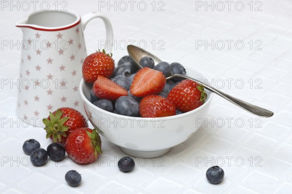 Bowl with blueberries and strawberries