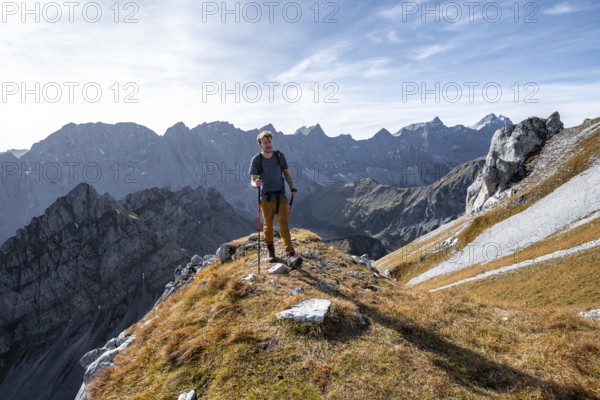 Mountain panorama with picturesque mountain landscape, mountaineers descending from the Gamsjoch, mountain ridge of the Hinterautal-Vomper chain behind, in autumn, Rißtal in the Eng, Karwendel, Tyrol, Austria