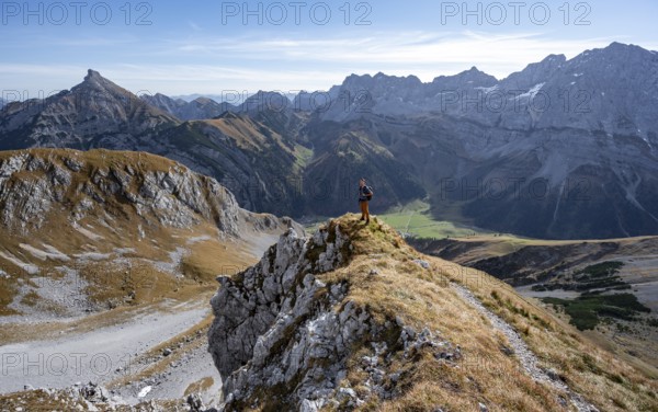 Mountaineers on a hiking trail at the Gamsjoch, picturesque mountain landscape in autumn, view of rocky mountain ridge, mountain peaks Hochglück, Miterspitze and Sonnjoch, Rißtal in the Eng, Karwendel, Tyrol, Austria