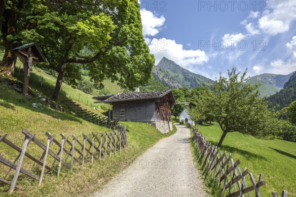 Old farmhouses in the historic mountain farming village of Gerstruben, behind Marien Kapelle and Höfats, Dietersbachtal, near Oberstdorf, Allgäu Alps, Oberallgäu, Allgäu, Bavaria, Germany