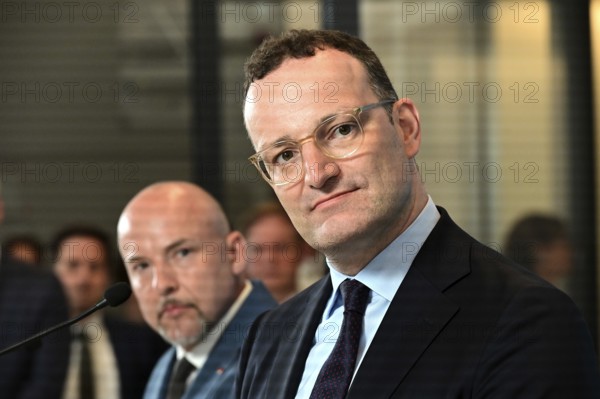 On the right, the chairman of the CDU/CSU parliamentary group, Jens Spahn (CDU), and his deputy Alexander Hoffmann (CSU) at the weekly press statement in front of the parliamentary group meeting room in the Reichstag. This time it was about the expert opinion on the purchase of masks, among other things