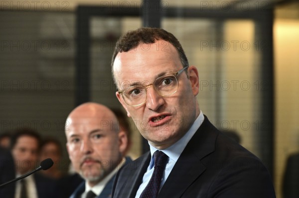 On the right, the chairman of the CDU/CSU parliamentary group, Jens Spahn (CDU), and his deputy Alexander Hoffmann (CSU) at the weekly press statement in front of the parliamentary group meeting room in the Reichstag. This time it was about the expert opinion on the purchase of masks, among other things