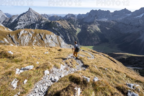 Mountain panorama with picturesque mountain landscape, mountaineers descending from the Gamsjoch, behind mountain peaks Lamsenspitze and Sonnjoch, in autumn, Rißtal in the Eng, Karwendel, Tyrol, Austria