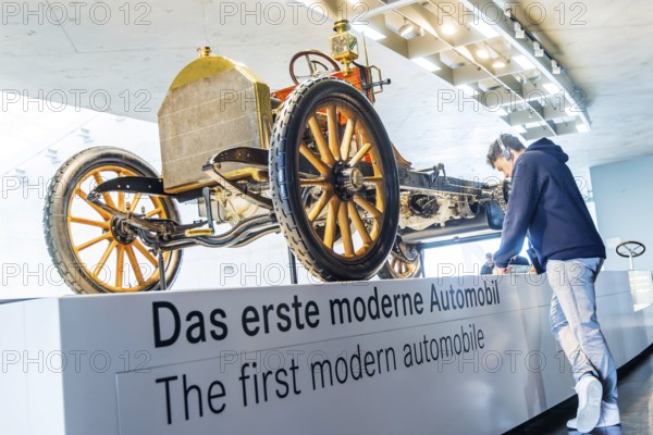 The first modern automobile. This technically sophisticated new vehicle shape from 1900 characterises the appearance of the automobile from then on. The Mercedes-Benz Museum in Stuttgart presents a journey through the automotive history of the global corporation. The history of the Mercedes star begins with the first automobile in 1886. Stuttgart, Baden-Württemberg, Germany