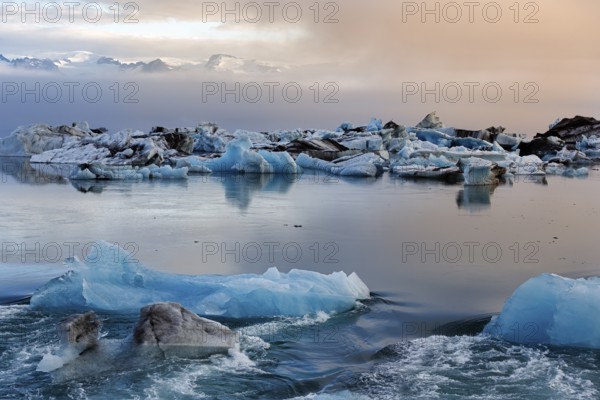 Icebergs in the morning light, Jökulsárlón glacier lagoon, Jökulsarlon, glacial lake, Hornafjörður, Hornafjördur, south-east Iceland, Iceland