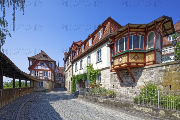 From left, battlements, half-timbered houses, driveway Strauer Torweg into upper town, cobbled, old town, Kronach, Upper Franconia, Franconia, Bavaria, Germany