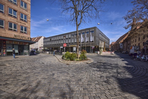 Bus turnaround, general architecture, trees, blue sky, cirrostratus clouds, alleyway Spitalgasse, Nuremberg, Middle Franconia, independent city, Bavaria, Germany