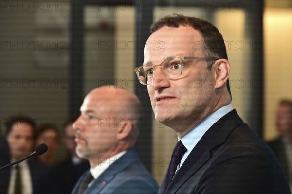 On the right, the chairman of the CDU/CSU parliamentary group, Jens Spahn (CDU), and his deputy Alexander Hoffmann (CSU) at the weekly press statement in front of the parliamentary group meeting room in the Reichstag. This time it was about the expert opinion on the purchase of masks, among other things