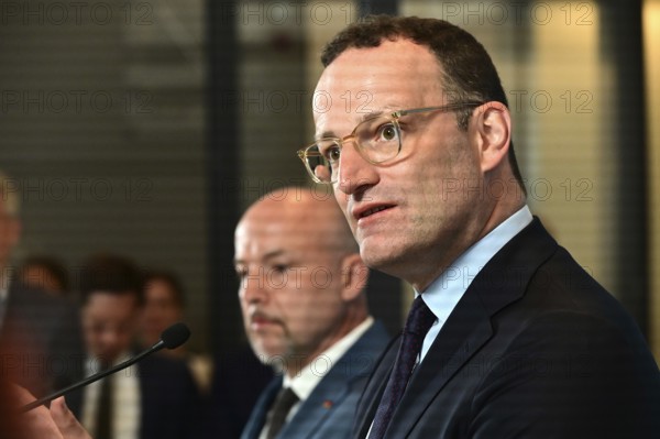 On the right, the chairman of the CDU/CSU parliamentary group, Jens Spahn (CDU), and his deputy Alexander Hoffmann (CSU) at the weekly press statement in front of the parliamentary group meeting room in the Reichstag. This time it was about the expert opinion on the purchase of masks, among other things