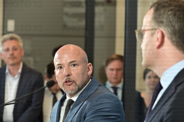 The deputy chairman of the CDU/CSU parliamentary group, Alexander Hoffmann (CSU), at the weekly press statement in front of the parliamentary group meeting room in the Reichstag. This time it was about the expert opinion on the purchase of masks, among other things