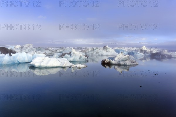 Icebergs in the morning light, Jökulsárlón glacier lagoon, Jökulsarlon, glacial lake, Hornafjörður, Hornafjördur, south-east Iceland, Iceland