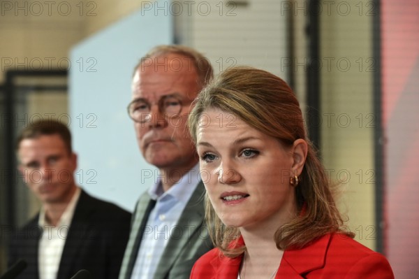 Matthias Miersch (centre), Chairman of the SPD parliamentary group, and Sonja Eichwede, one of the deputies, at the press statement in front of the parliamentary group meeting room in the Reichstag