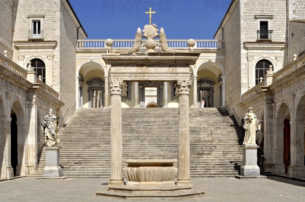Bramante cloister with cistern and statues of St Benedict and St Scholastica of Nursia, Benedictine Abbey of Montecassino, Monte Cassino, Cassino, Frosinone, Lazio, Italy