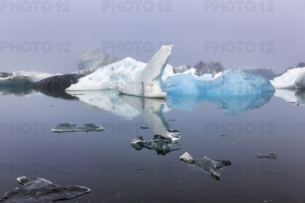 Icebergs in the morning light, Jökulsárlón glacier lagoon, Jökulsarlon, glacial lake, Hornafjörður, Hornafjördur, south-east Iceland, Iceland