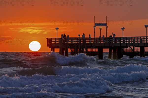 Sunset, pier, waves, swell, Wustrow, Fischland, Mecklenburg-Vorpommern, Germany