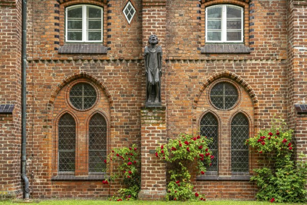 Sculpture The Beggar by Ernst Barlach in the inner courtyard of the cloister of Ratzeburg Cathedral, Ratzeburg, Schleswig-Holstein, Germany