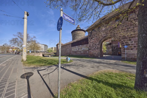 Spittlertor, street sign, street name, city fortification, city wall, defence defence tower, city gate, kennel, trees, meadow, general architecture, blue sky, cirrostratus clouds, Spittlertorzwinger, Spittlertorturm, Nuremberg, Middle Franconia, independent city, Bavaria, Germany