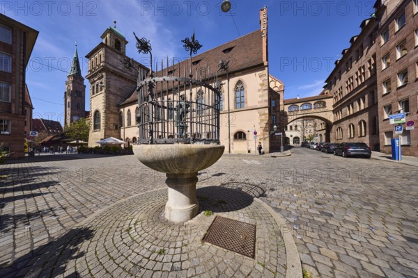 Goose man fountain, ore founder Pankraz Labenwolf, fountain, bronze, historical buildings, church tower, Sebaldus church, residential and commercial buildings, parking lane, vehicles, drive-through arch, crossing, square, cobblestones, blue sky, cirrostratus clouds, Fünferplatz, Rathausplatz, Nuremberg, Middle Franconia, independent city, Bavaria, Germany