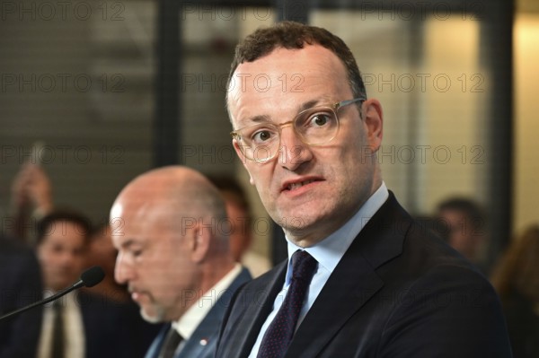 On the right, the chairman of the CDU/CSU parliamentary group, Jens Spahn (CDU), and his deputy Alexander Hoffmann (CSU) at the weekly press statement in front of the parliamentary group meeting room in the Reichstag. This time it was about the expert opinion on the purchase of masks, among other things