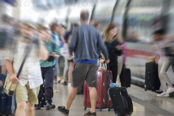 Frankfurt, airport long-distance railway station: Passengers boarding and alighting at a stopping ICE train