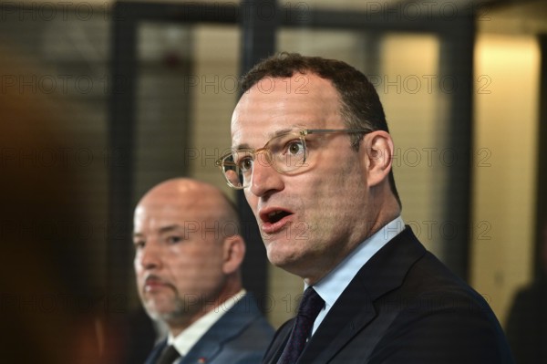 On the right, the chairman of the CDU/CSU parliamentary group, Jens Spahn (CDU), and his deputy Alexander Hoffmann (CSU) at the weekly press statement in front of the parliamentary group meeting room in the Reichstag. This time it was about the expert opinion on the purchase of masks, among other things
