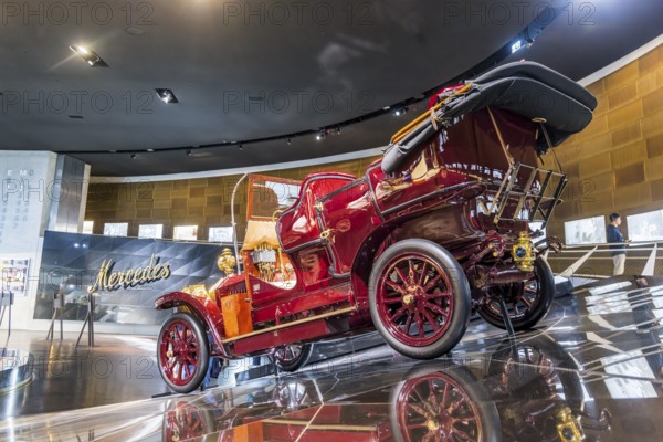 Benz 18 hp double phaeton from 1905. The Mercedes-Benz Museum in Stuttgart presents a journey through the automotive history of the global corporation. The history of the Mercedes star begins with the first automobile in 1886. 160 vehicles are on display. Stuttgart, Baden-Württemberg, Germany
