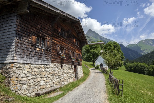 Old farmhouses in the historic mountain farming village of Gerstruben, behind Marien Kapelle and Höfats, Dietersbachtal, near Oberstdorf, Allgäu Alps, Oberallgäu, Allgäu, Bavaria, Germany