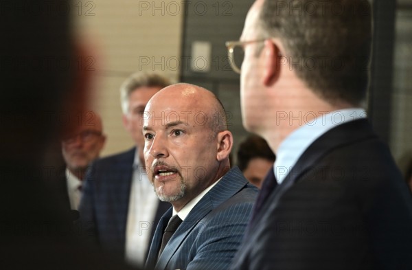 On the right, the chairman of the CDU/CSU parliamentary group, Jens Spahn (CDU), and his deputy Alexander Hoffmann (CSU) at the weekly press statement in front of the parliamentary group meeting room in the Reichstag. This time it was about the expert opinion on the purchase of masks, among other things