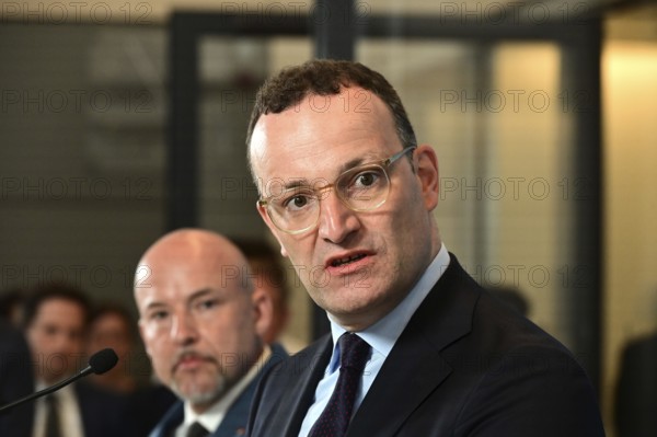On the right, the chairman of the CDU/CSU parliamentary group, Jens Spahn (CDU), and his deputy Alexander Hoffmann (CSU) at the weekly press statement in front of the parliamentary group meeting room in the Reichstag. This time it was about the expert opinion on the purchase of masks, among other things