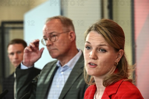 Matthias Miersch (centre), Chairman of the SPD parliamentary group, and Sonja Eichwede, one of the deputies, at the press statement in front of the parliamentary group meeting room in the Reichstag