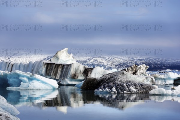 Icebergs in the morning light, Jökulsárlón glacier lagoon, Jökulsarlon, glacial lake, Vatnajökull behind, Hornafjörður, Hornafjördur, south-east Iceland, Iceland