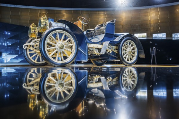 Mercedes-Simplex 40 hp from 1902: The Mercedes-Benz Museum in Stuttgart presents a journey through the automotive history of the global corporation. The history of the Mercedes star begins with the first automobile in 1886. 160 vehicles are on display. Stuttgart, Baden-Württemberg, Germany