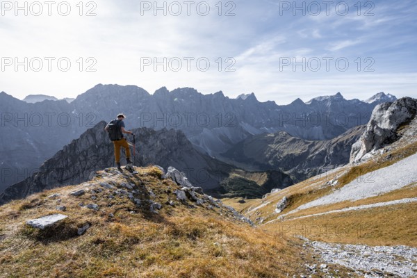 Mountain panorama with picturesque mountain landscape, mountaineers descending from the Gamsjoch, mountain ridge of the Hinterautal-Vomper chain behind, in autumn, Rißtal in the Eng, Karwendel, Tyrol, Austria