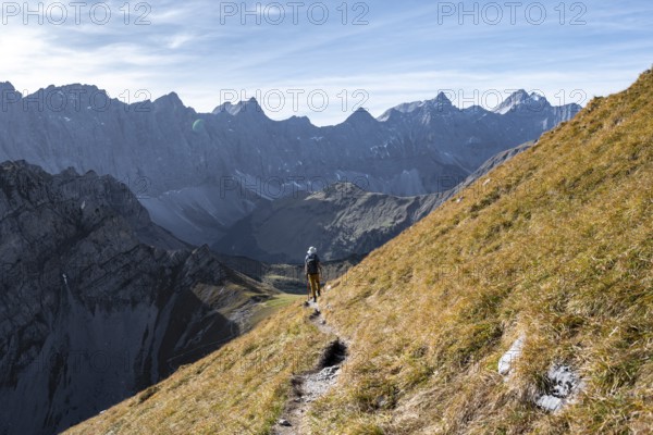 Mountain panorama with picturesque mountain landscape, mountaineers descending from the Gamsjoch, mountain ridge of the Hinterautal-Vomper chain behind, in autumn, Rißtal in the Eng, Karwendel, Tyrol, Austria