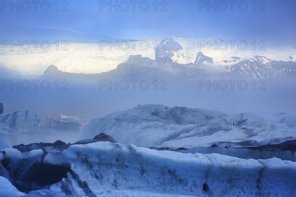 Icebergs in the morning light, Jökulsárlón glacier lagoon, Jökulsarlon, glacial lake, Vatnajökull behind, Hornafjörður, Hornafjördur, south-east Iceland, Iceland