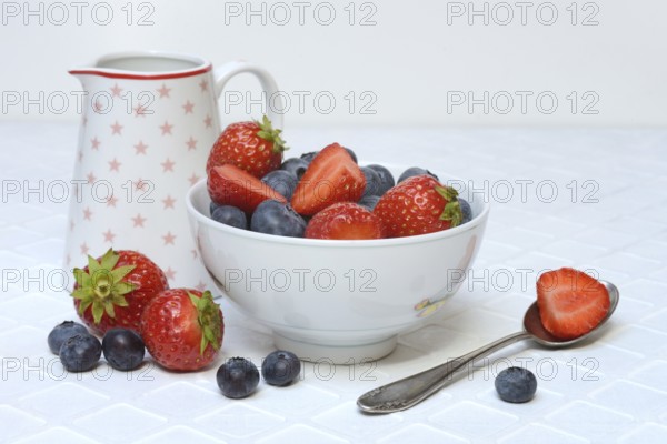 Bowl with blueberries and strawberries
