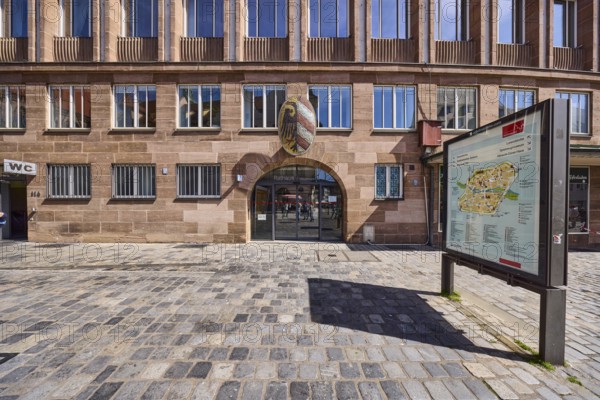 New Town Hall, Schneckendorf Building, architect Kurt Schneckendorf, architectural style 1950s, grid facade, building, street, cobblestone pavement, public city map, sunny, main market, Nuremberg, Middle Franconia, independent city, Bavaria, Germany