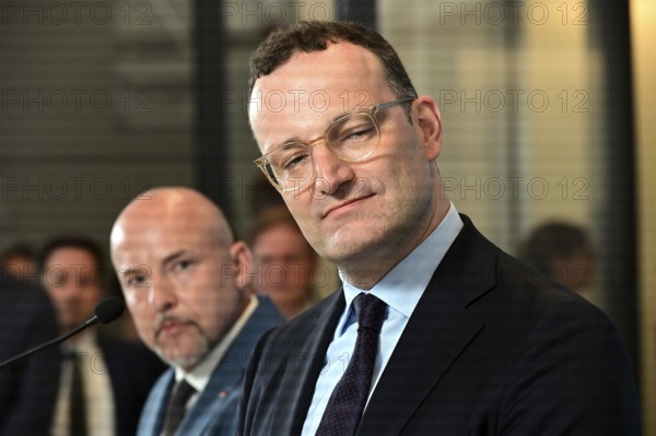 On the right, the chairman of the CDU/CSU parliamentary group, Jens Spahn (CDU), and his deputy Alexander Hoffmann (CSU) at the weekly press statement in front of the parliamentary group meeting room in the Reichstag. This time it was about the expert opinion on the purchase of masks, among other things