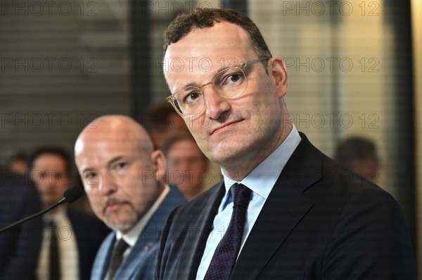 On the right, the chairman of the CDU/CSU parliamentary group, Jens Spahn (CDU), and his deputy Alexander Hoffmann (CSU) at the weekly press statement in front of the parliamentary group meeting room in the Reichstag. This time it was about the expert opinion on the purchase of masks, among other things