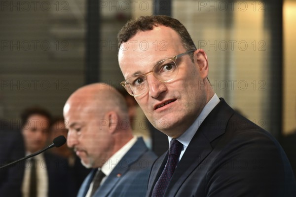 On the right, the chairman of the CDU/CSU parliamentary group, Jens Spahn (CDU), and his deputy Alexander Hoffmann (CSU) at the weekly press statement in front of the parliamentary group meeting room in the Reichstag. This time it was about the expert opinion on the purchase of masks, among other things