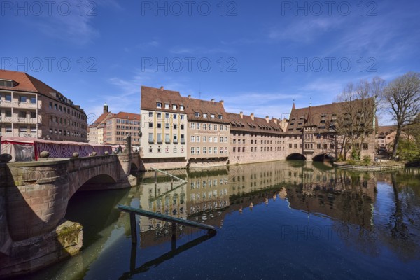 River Pegnitz, Heilig-Geist-Spital, Spital-Apotheke, museum bridge, historic hospital, pharmacy, pedestrian bridge, sandstone arch bridge, general architecture, trees, reflections, water surface, blue sky, cirrostratus clouds, Nuremberg, Middle Franconia, independent city, Bavaria, Germany