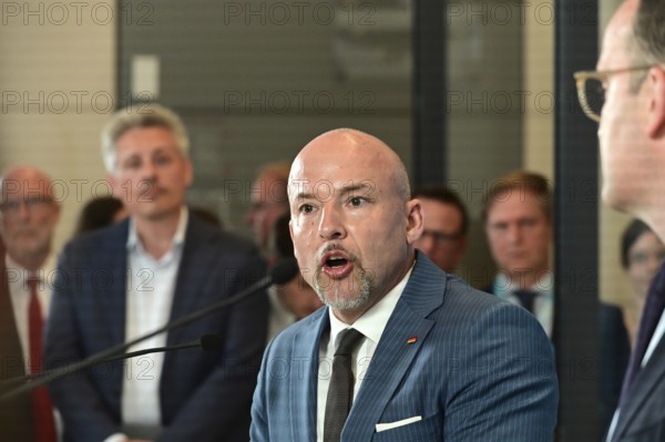 The deputy chairman of the CDU/CSU parliamentary group, Alexander Hoffmann (CSU), at the weekly press statement in front of the parliamentary group meeting room in the Reichstag. This time it was about the expert opinion on the purchase of masks, among other things