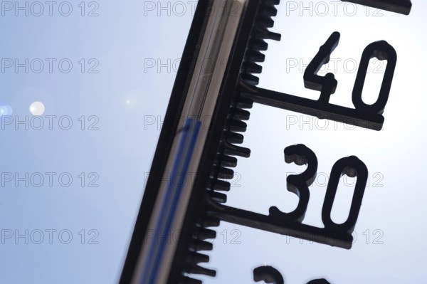 Symbolic image of heat: thermometer in front of a cloudless sky. In Mannheim, temperatures are expected to rise to 38 degrees in the first week of July
