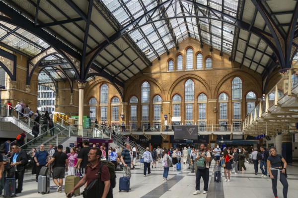 Concourse busy with passengers, Liverpool Street railway station, London, England, UK