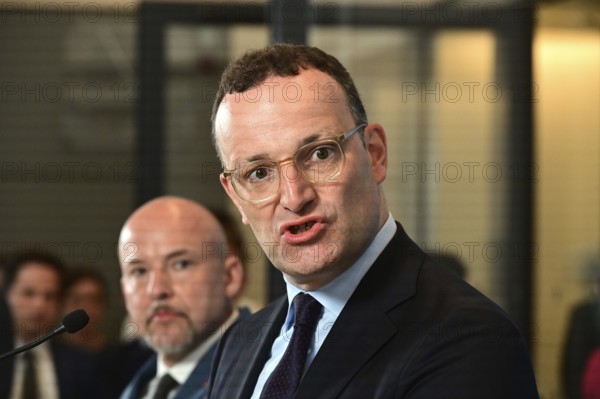 On the right, the chairman of the CDU/CSU parliamentary group, Jens Spahn (CDU), and his deputy Alexander Hoffmann (CSU) at the weekly press statement in front of the parliamentary group meeting room in the Reichstag. This time it was about the expert opinion on the purchase of masks, among other things