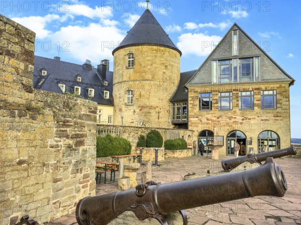 Historic cannons on the viewing terrace of Waldeck Castle former aristocratic residence of the Counts of Waldeck in Ederbergland, in the background on the right entrance to the museum on the left next to the so-called witches' tower, Hesse, Germany