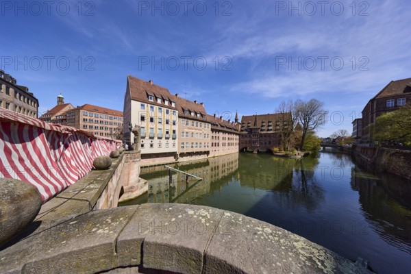 Pedestrian bridge, river Pegnitz, general architecture, Heilig-Geist-Spital, historical buildings, reflections on the water surface, market stalls, sandstone, trees, blue sky, cirrostratus clouds, museum bridge, Pfarrgasse, Spitalgasse, Nuremberg, Middle Franconia, independent city, Bavaria, Germany
