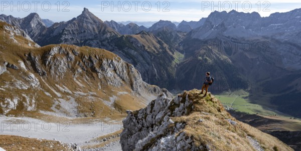 Mountaineers on a hiking trail at the Gamsjoch, picturesque mountain landscape in autumn, view of rocky mountain ridge, mountain peaks Hochglück, Miterspitze and Sonnjoch, Rißtal in the Eng, Karwendel, Tyrol, Austria